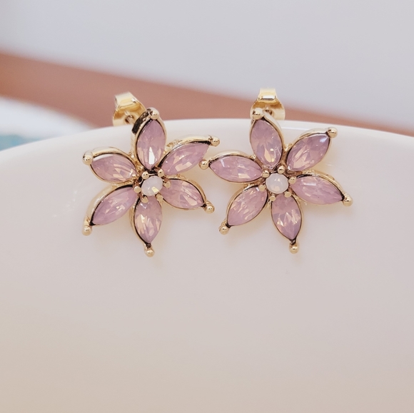 NWT-Flower Dangle Double Pearl Detachable Earrings - Picture 4 of 11